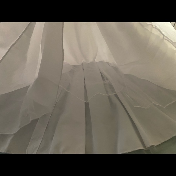 SPARKLE SEQUINS AND FLORAL LACE DESIGN Dress-Veil-Gloves. Dress is flowing - Picture 13 of 16